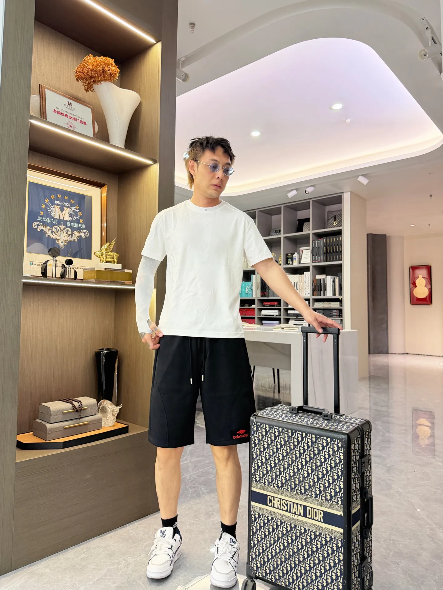 Balenciaga's three-standard complete 2026 summer New Arrival men's casual shorts, advanced custom-made Breathable fabric, Breathable fabric, extremely stretchy and comfortable, impeccable details, top-grade accessories, original logo design concept, delicate and soft feel! The upper body fit is awesome! Size: M-XXXL Please state your height and weight when ordering